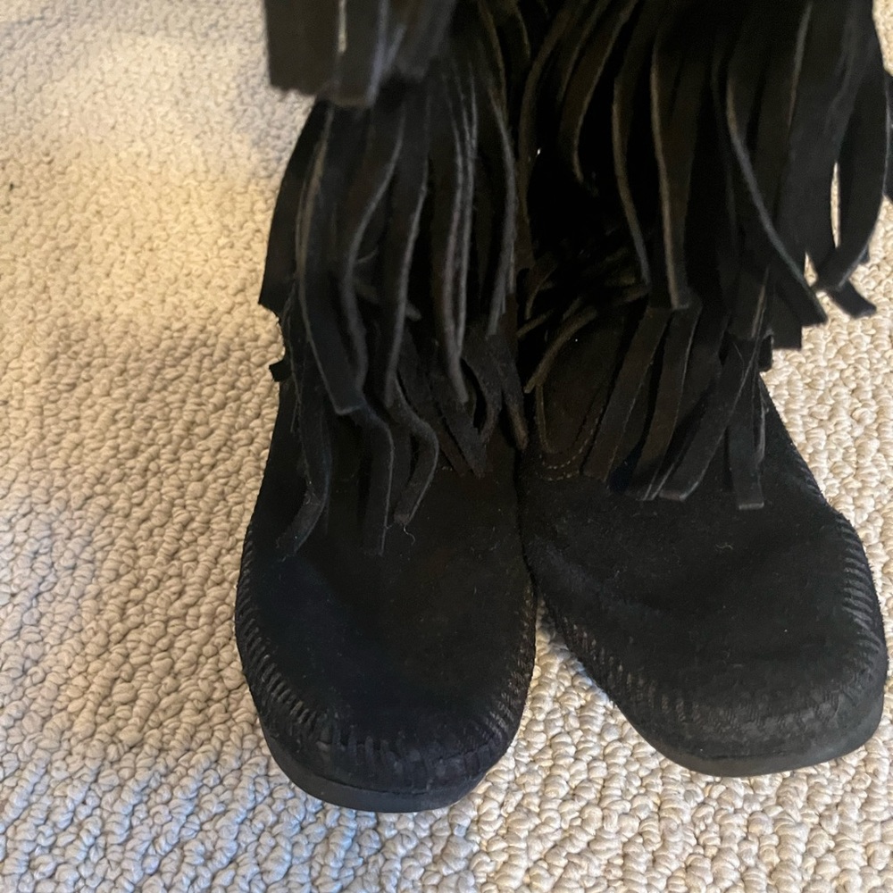 Black Minnetonka 3 Layer Fringe Boot Size 7 - image 5
